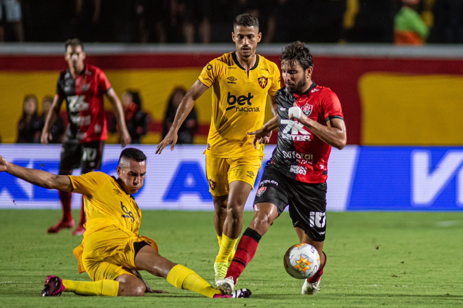 Vitória bate o Sport, reassume a liderança e garante vaga no mata-mata da Copa do Nordeste