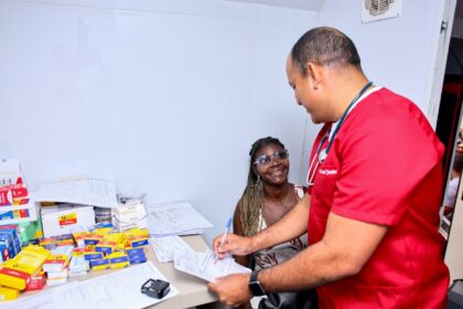 Moradoras de Candeias fazem check-up na Caravana da Mulher.