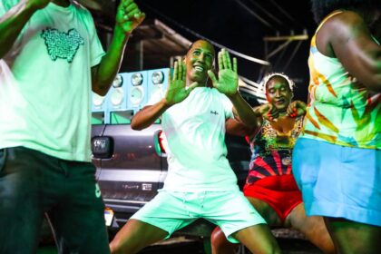 Foliões curtem última noite de carnaval em grande estilo em Candeias