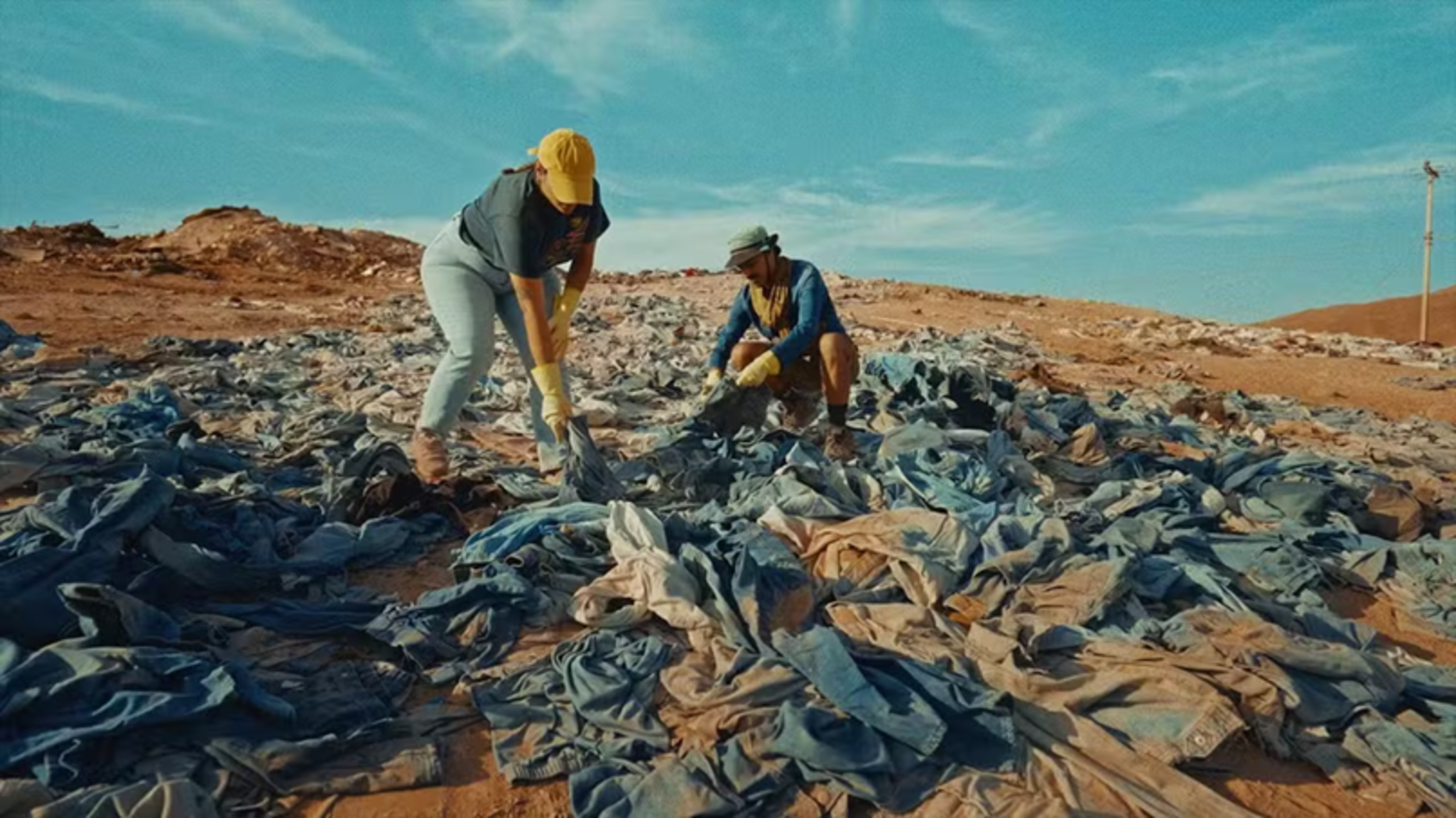 Deserto do Atacama vira lixão de roupas de grife