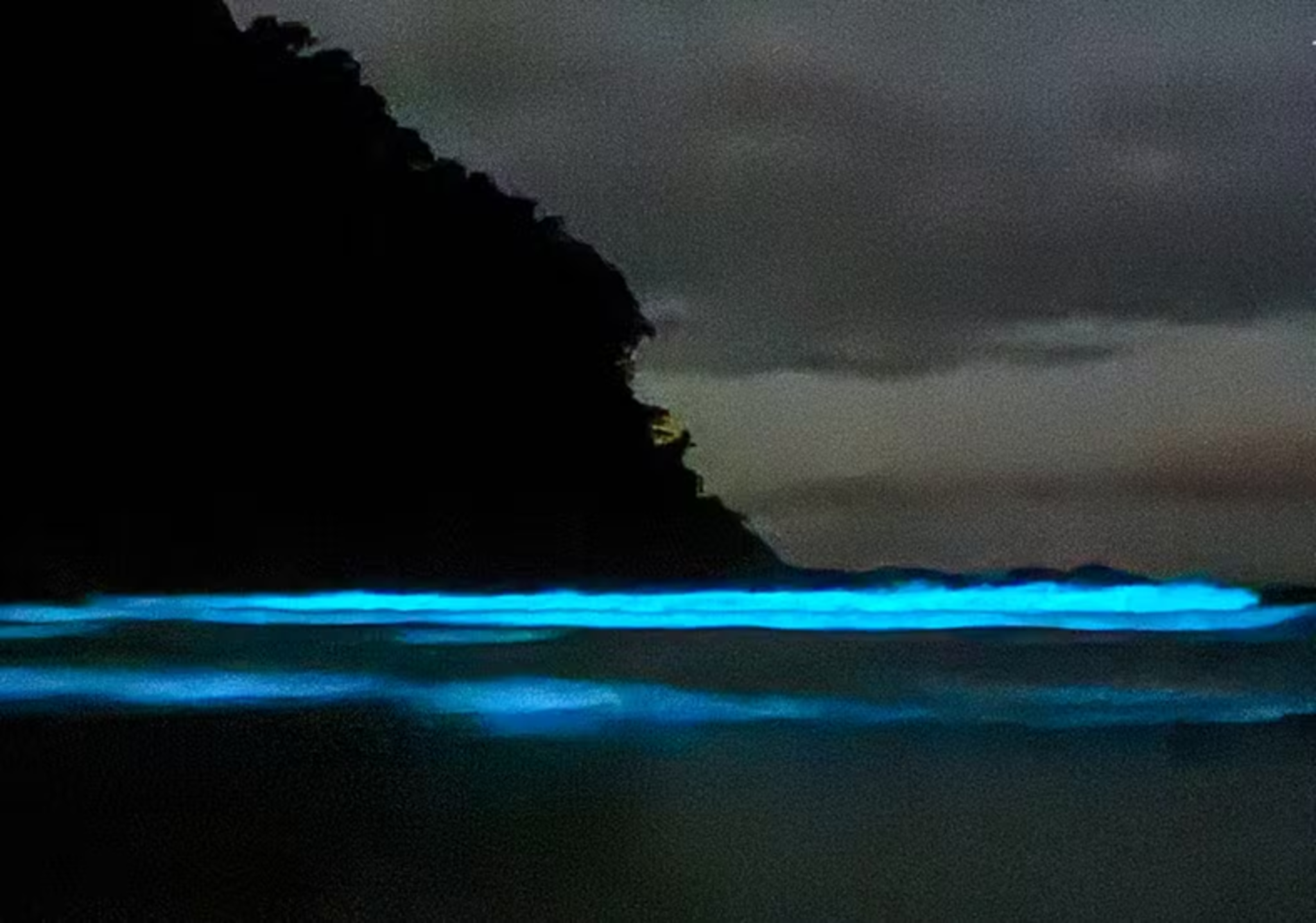 Praia de SP ficou com mar azul fluorescente; entenda o fenômeno