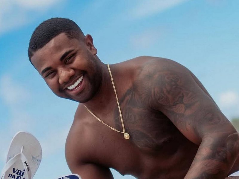 Empreendimento 2024: Davi Brito e Fãs Juntos na Venda