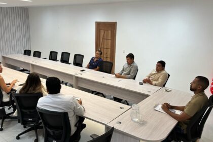 Prefeito de Candeias cobra solução da Embasa para alagamentos e esgotamento na Caroba.