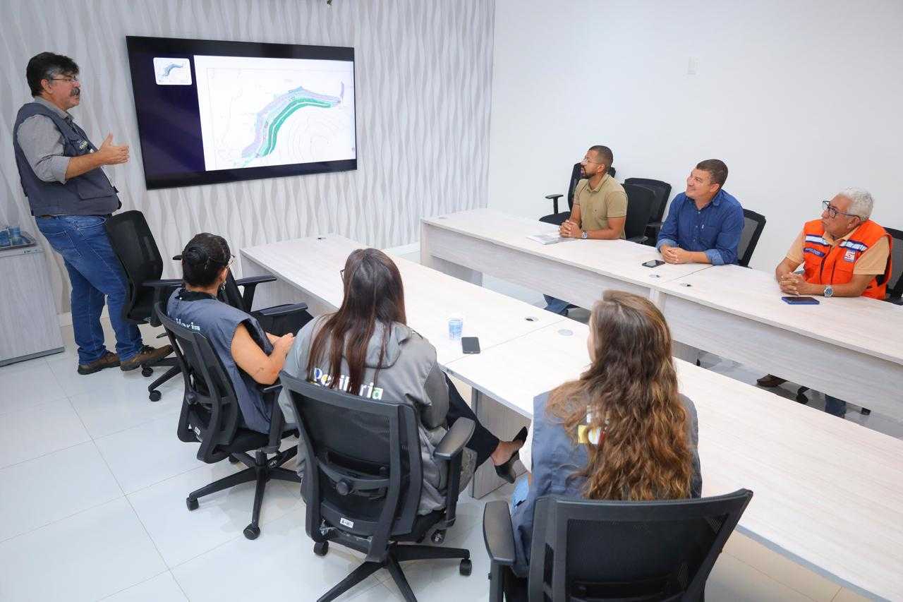 Candeias: SEINFO e UFBA debatem plano contra erosão do buracão