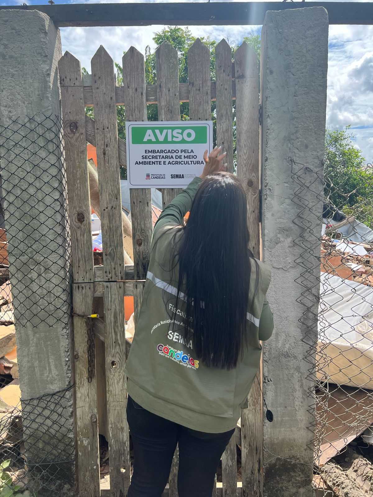 Assistência da Prefeitura à família com casa demolida; empresa multada.