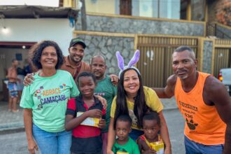 Abrace Camaçari anima Páscoa com distribuição de chocolates