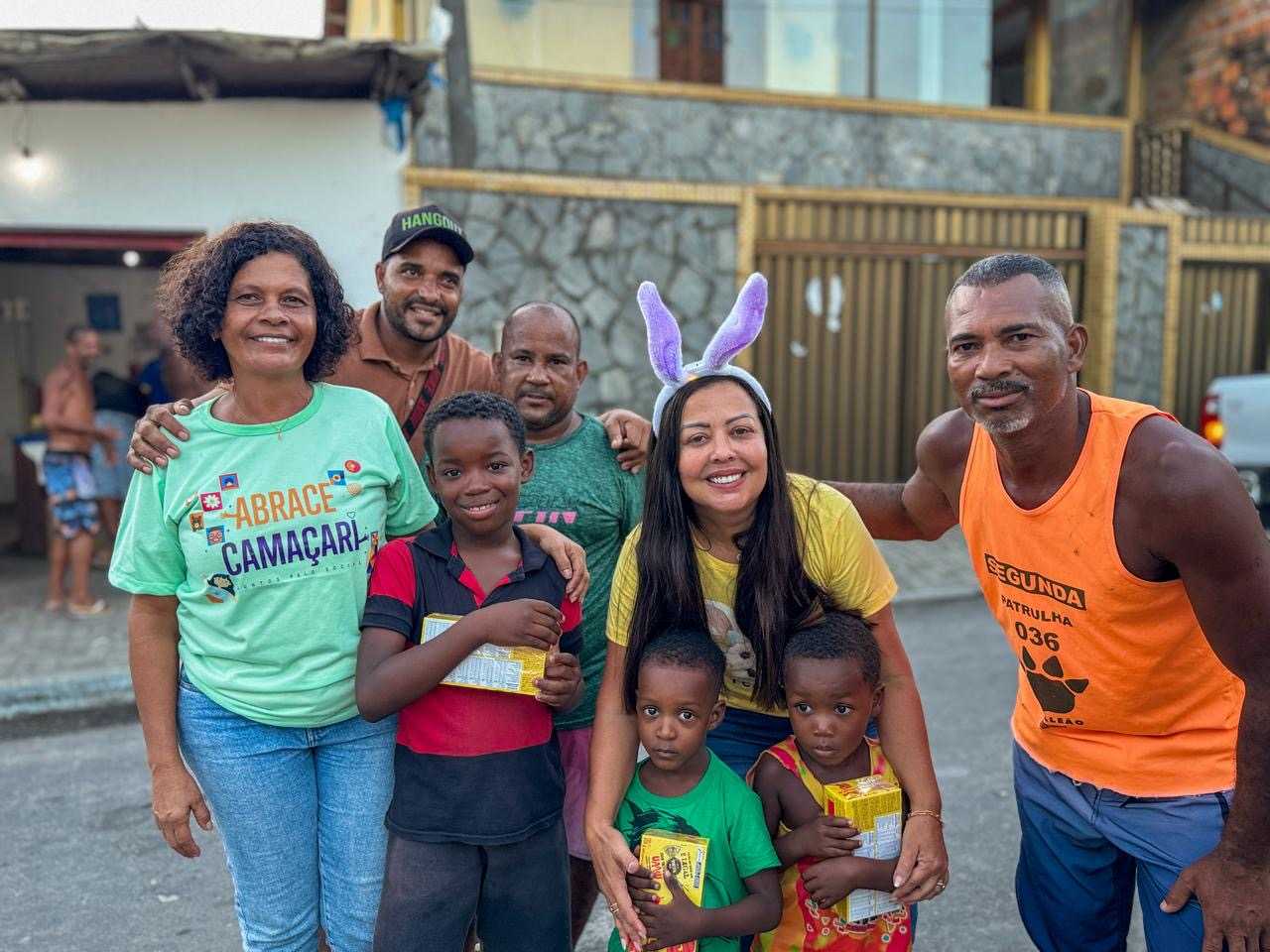 Abrace Camaçari anima Páscoa com distribuição de chocolates
