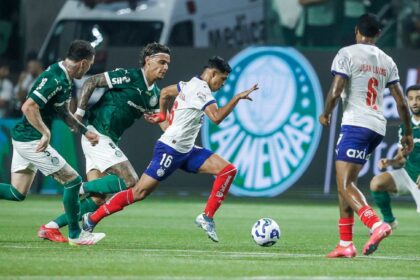 Bahia faz valer mística tricolor e vence Palmeiras nos acréscimos