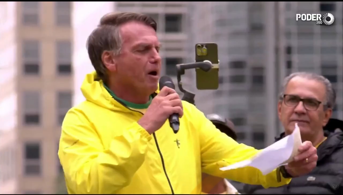 Bolsonaro nega tentativa de golpe e diz esperar por "ajuda externa"