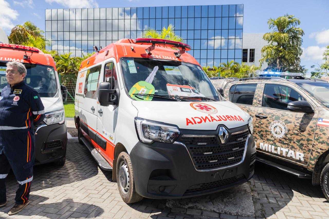 Candeias: Prefeito Eriton recebe novos veículos para saúde e segurança