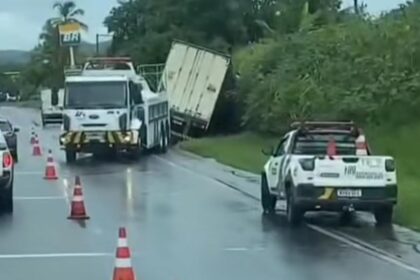 Carreta sai da pista e para nas margens da BA-093