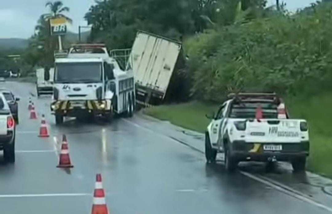 Carreta sai da pista e para nas margens da BA-093