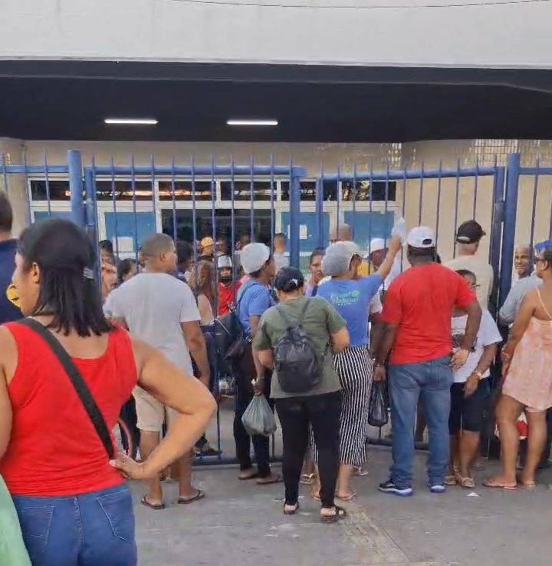 Confusão na entrega de cupons para feirantes em Camaçari