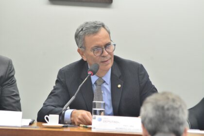 Deputado baiano propõe lei de reciprocidade comercial após EUA taxarem produtos brasileiros
