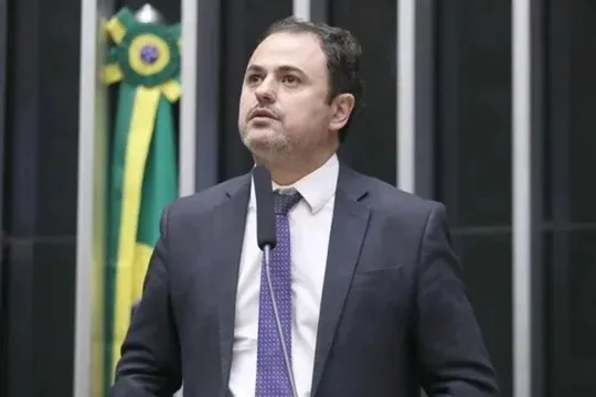 Em greve de fome, deputado assiste episódio da série Black Mirror na Câmara