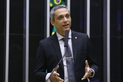 Deputado nega ter querido constranger Gleisi em declaração sobre “trisal”, diz defesa ao STF