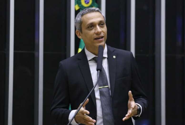 Deputado nega ter querido constranger Gleisi em declaração sobre “trisal”, diz defesa ao STF