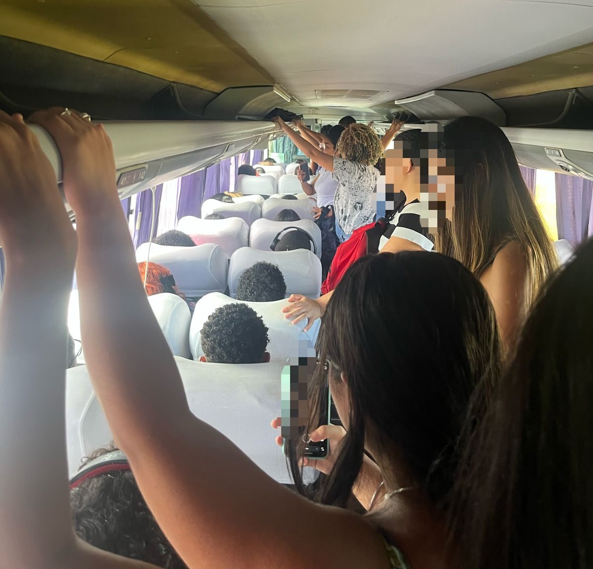 Estudantes relatam condições precárias no transporte universitário de Camaçari