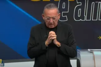 Galvão Bueno critica possível camisa vermelha da Seleção: "Um crime, uma ofensa sem tamanho"