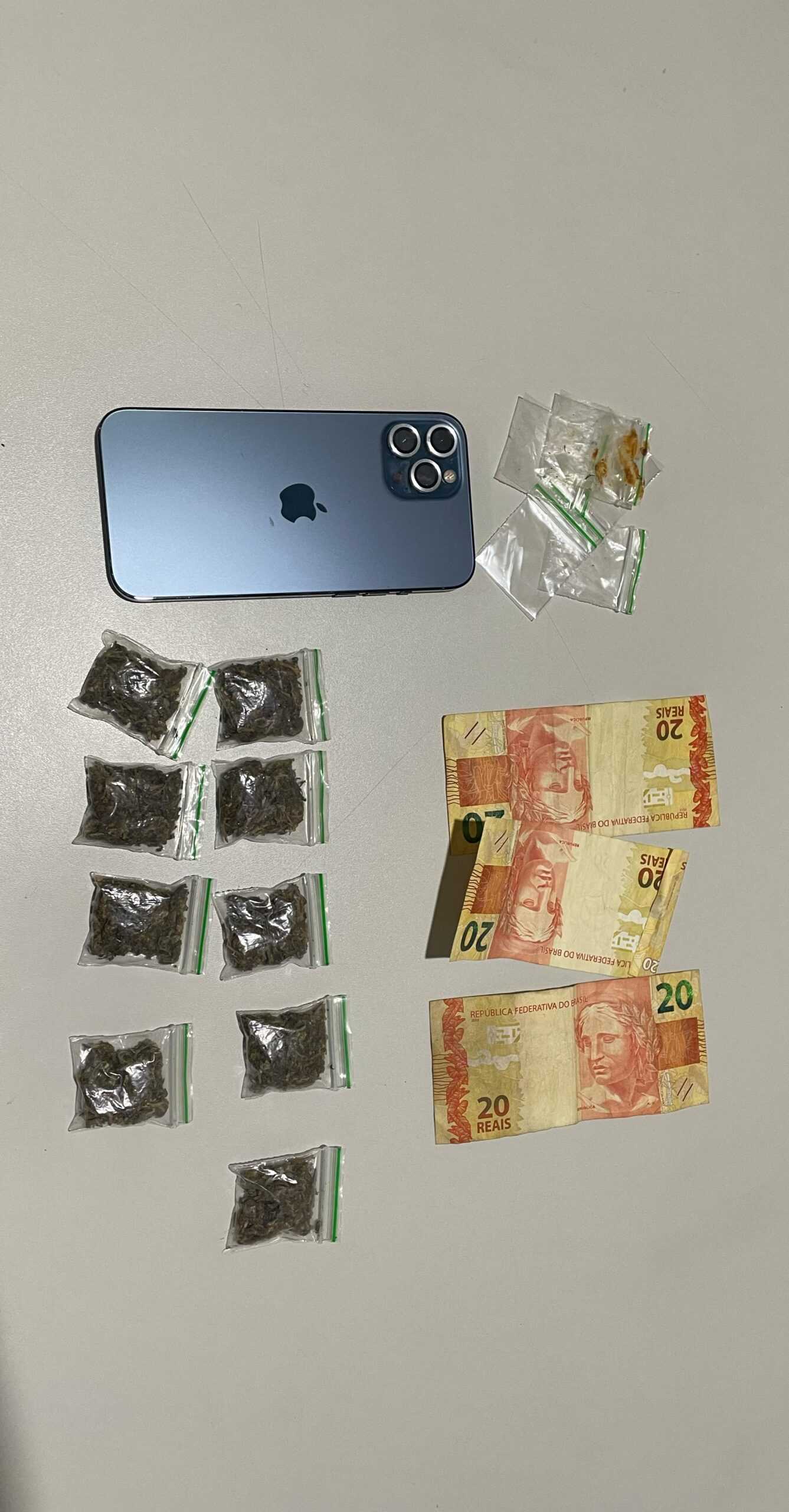 Homem flagrado com droga no Jardim Limoeiro