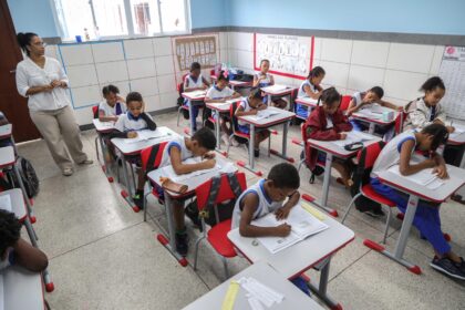 Lei municipal proíbe uso de celular em sala de aula e bibliotecas de Salvador
