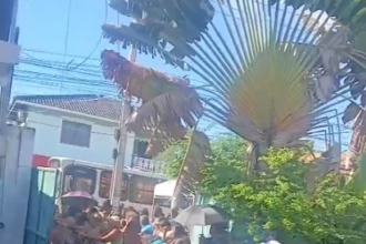 Longas filas e desorganização marcam entrega de Cestas de Páscoa na orla