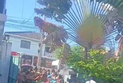 Longas filas e desorganização marcam entrega de Cestas de Páscoa na orla
