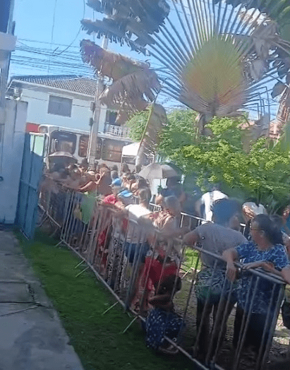 Longas filas e desorganização marcam entrega de Cestas de Páscoa na orla