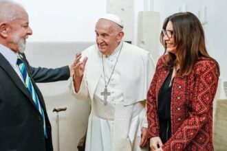 Lula embarca para Roma acompanhado de comitiva com 18 autoridades para funeral do Papa Francisco
