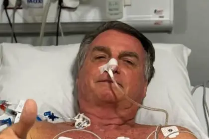 Médicos avaliam neste domingo necessidade de cirurgia em Bolsonaro