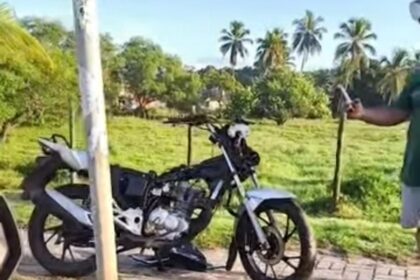 Motocicleta abandonada na linha do trem após desmanche por bandidos