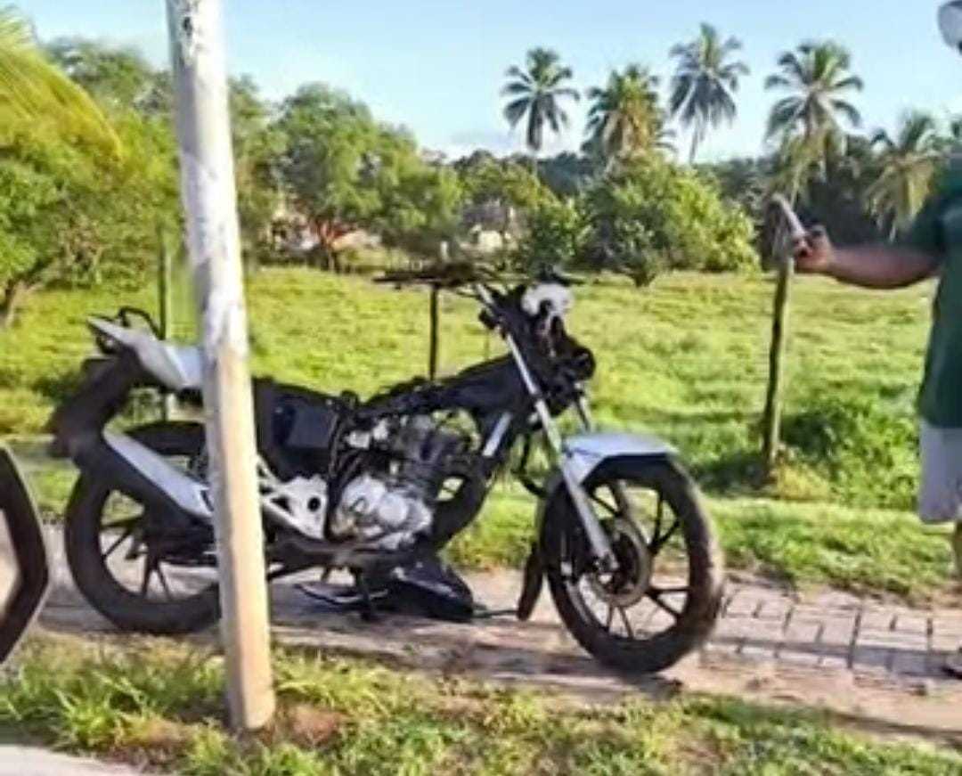 Motocicleta abandonada na linha do trem após desmanche por bandidos