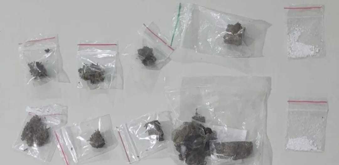 PM interrompe venda de drogas no bairro Ponto Certo" → "PM interrompe venda de drogas no bairro Ponto Certo