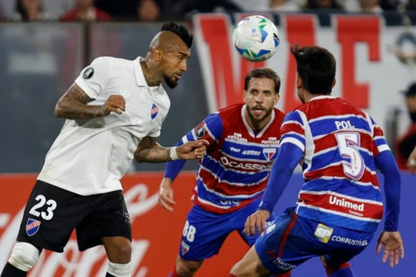 Jogo entre Fortaleza e Colo-Colo na Libertadores é suspenso após torcida do time chileno invadir campo