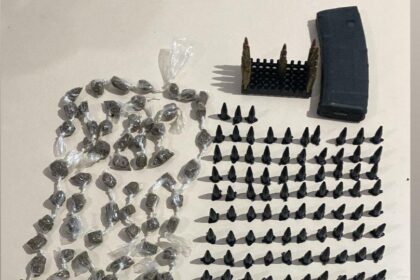 Polícia desmonta acampamento de traficantes em São Sebastião do Passé após troca de tiros; munições e drogas são apreendidas