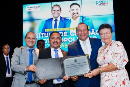 Roberto Carlos recebe título de cidadão de Salvador em solenidade concorrida na Câmara de Vereadores