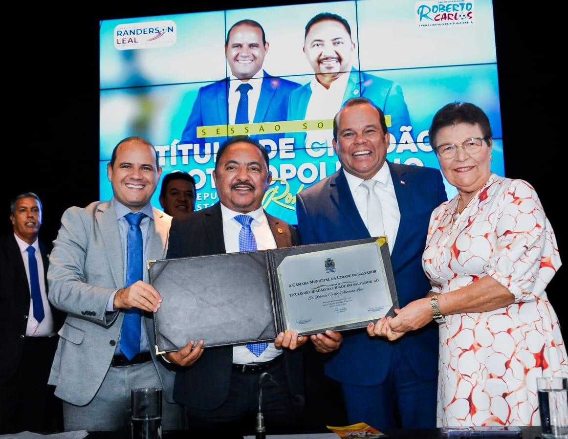 Roberto Carlos recebe título de cidadão de Salvador em solenidade concorrida na Câmara de Vereadores