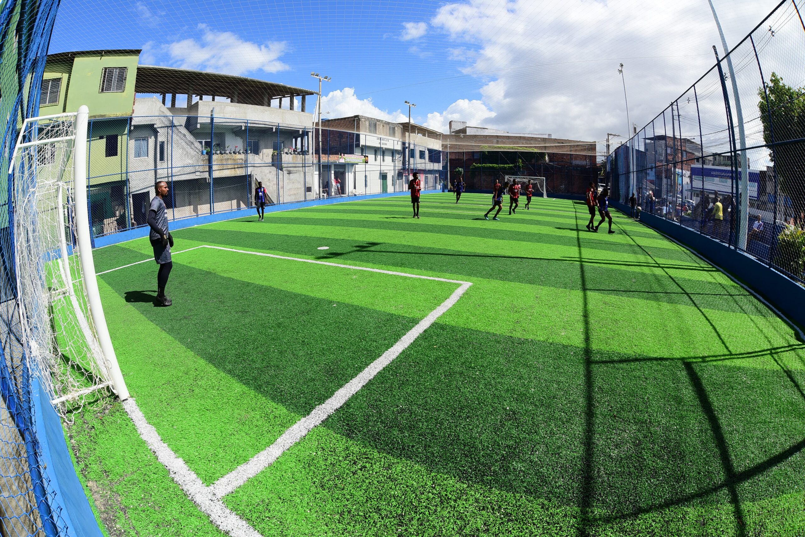 Salvador chega a 73 campos com grama sintética após inauguração de arena esportiva em Sete de Abril