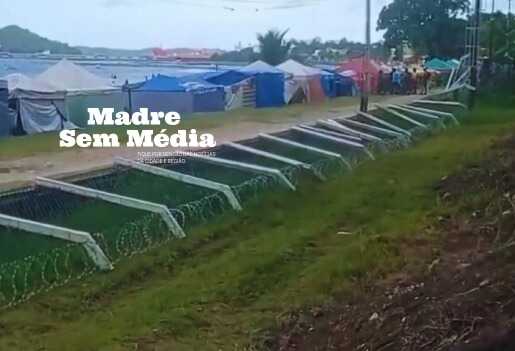 Coqueiro cai sobre cerca da Transpetro durante temporal em Madre de Deus