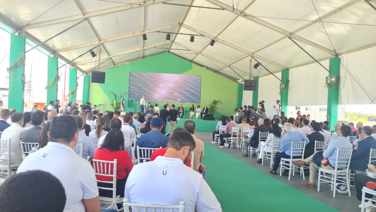 Unipar inaugura fábrica em Camaçari, autoridades dão cano