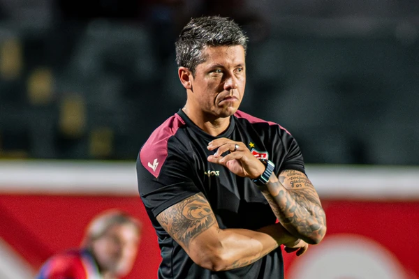 Vasco sonda Thiago Carpini após demissão de Carille, mas técnico do Vitória recusa proposta