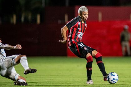 Vitória sai perdendo, mas arranca empate contra o Grêmio no Barradão
