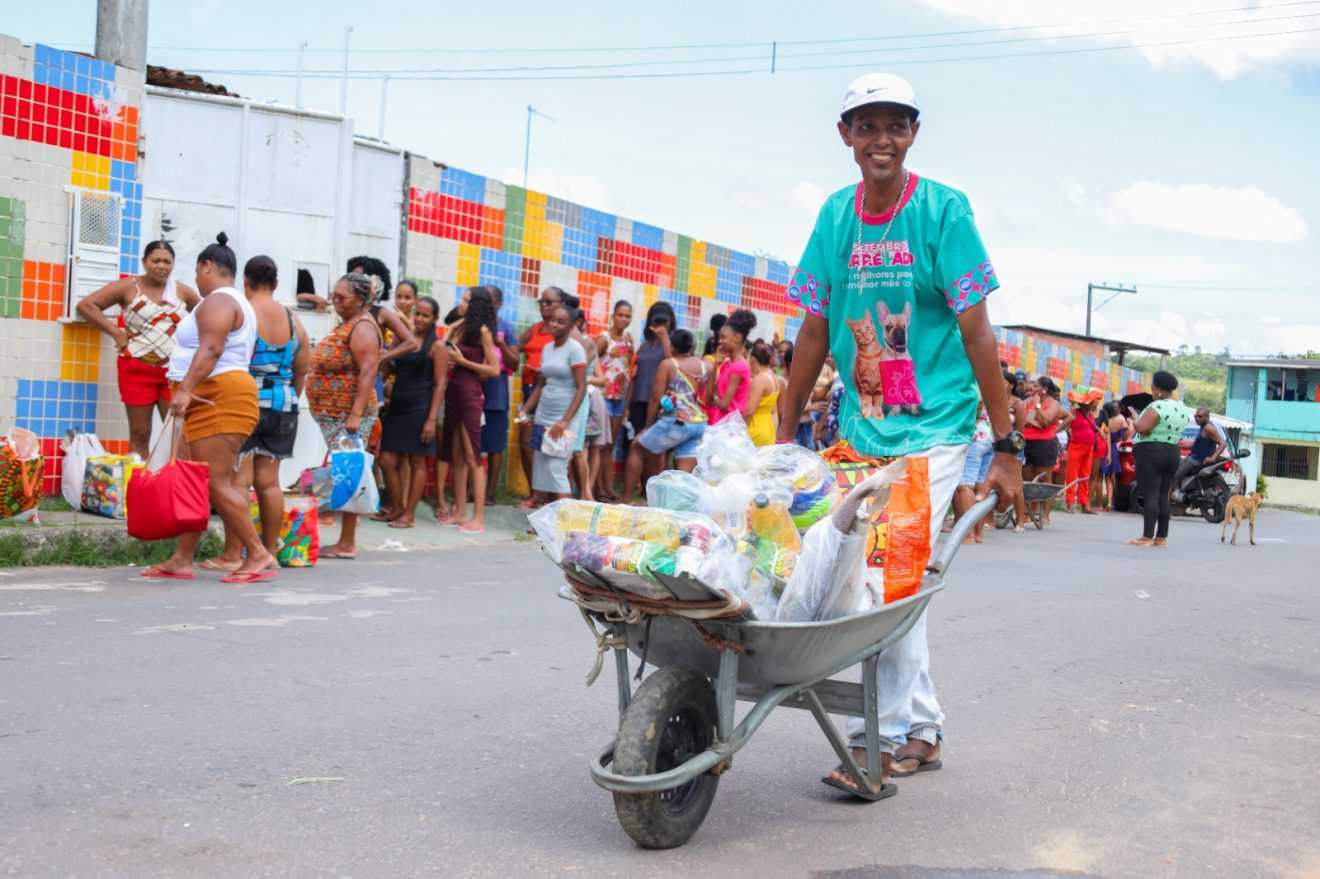 Famílias dos distritos de Candeias recebem cesta e peixes da Semana Santa
