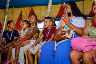 Crianças autistas atendidas pelo Querer Bem se divertem no Circo