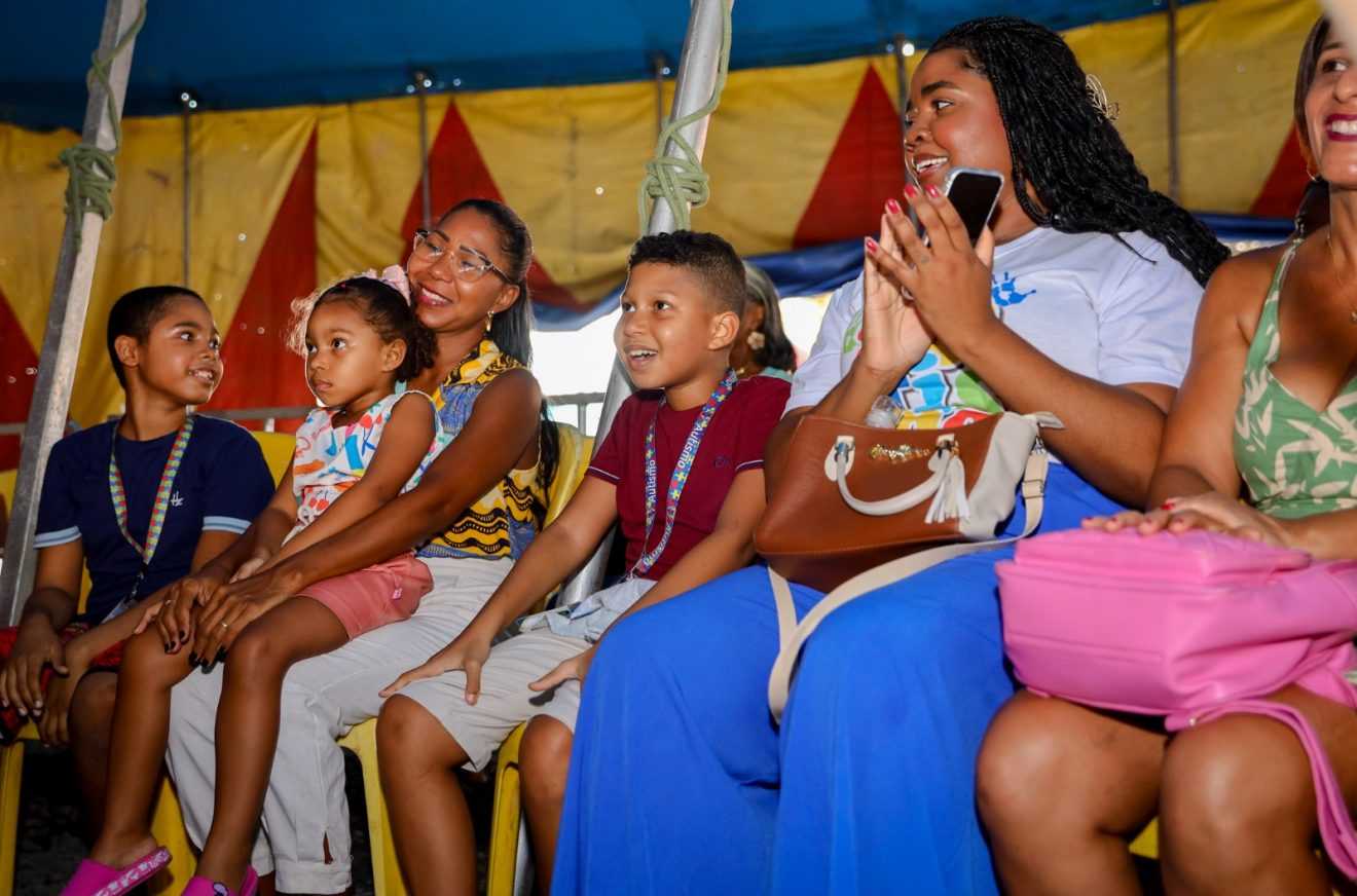 Crianças autistas atendidas pelo Querer Bem se divertem no Circo
