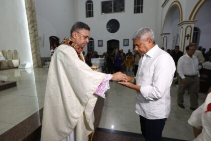Jerônimo Rodrigues participa da Procissão do Fogaréu em Serrinha