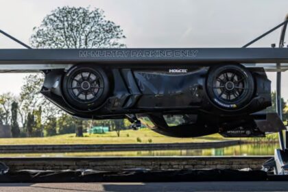 Parece filme! Supercarro elétrico da McMurtry desafia a gravidade e fica de ponta-cabeça