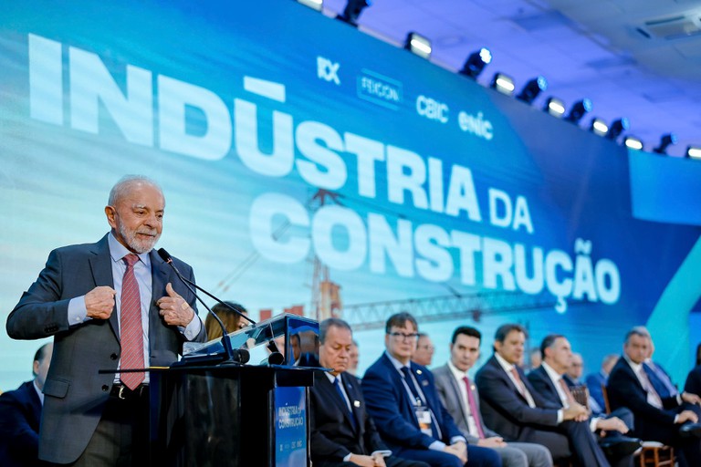 Lula afirma que construção de casas é investimento no futuro do Brasil