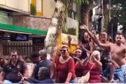 Fãs da Lady Gaga Celebram em Festa Surpresa no Copacabana!
