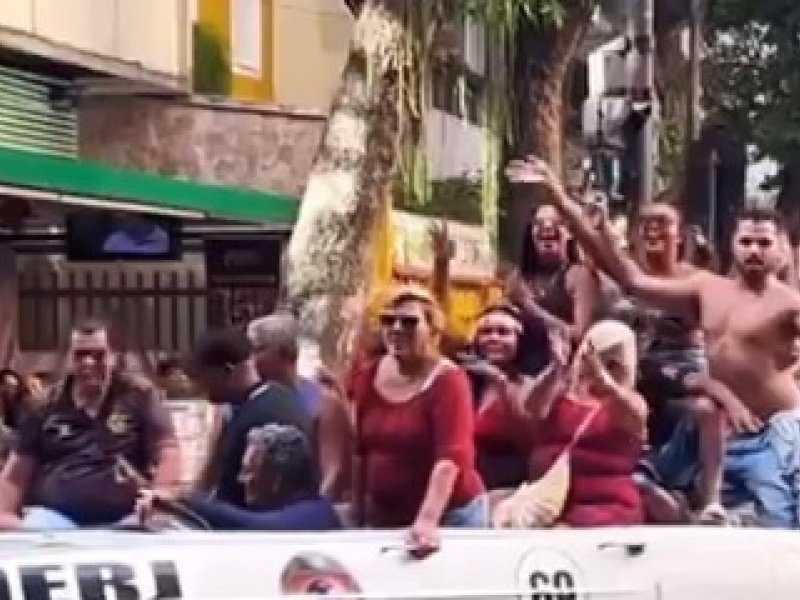 Fãs da Lady Gaga Celebram em Festa Surpresa no Copacabana!